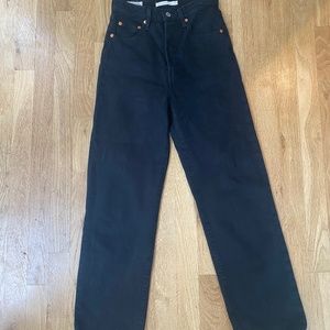 Feelin Cagey Black Ribcage Straight Ankle Levis Women’s Jeans Size 24